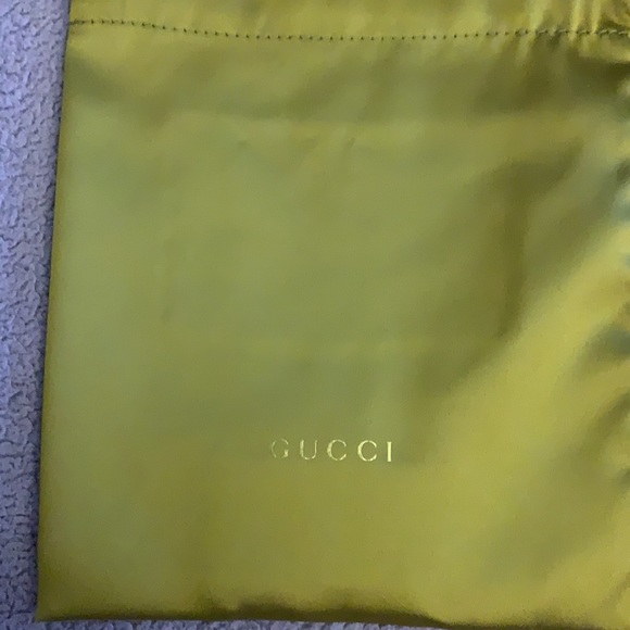 ✅SOLD NIB Gucci 18K Gold Running G Stud Earrings - Picture 2 of 6